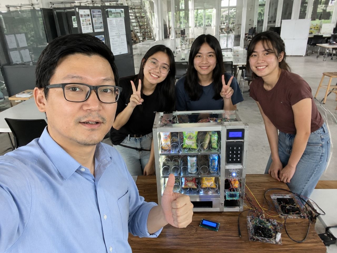 ทีมโปรเจคกับสิ่งประดิษฐ์จริงในงานรับทำโปรเจค Arduino