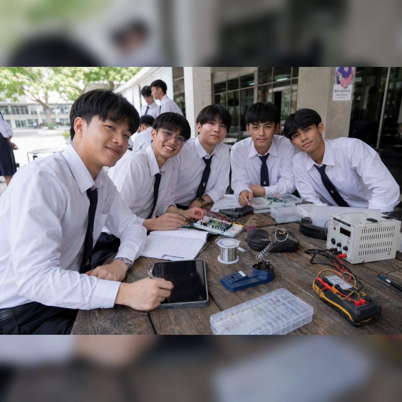 กลุ่มนักเรียนทำวงจรอิเล็กทรอนิกส์พร้อมอุปกรณ์วัดและแหล่งจ่ายไฟ